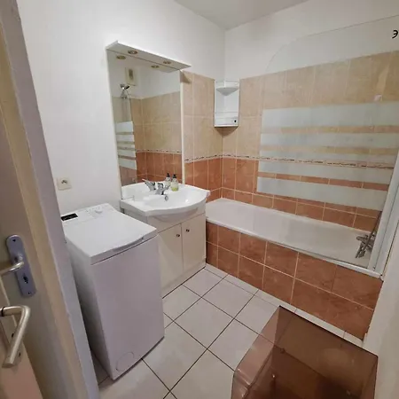 3 Pieces Climatise Avec Terrasse A Marseillan, Parking Prive, Proche Des Commodites - Fr-1-326-806