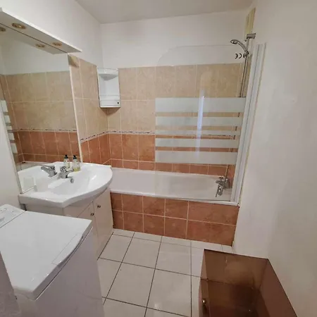 3 Pieces Climatise Avec Terrasse A Marseillan, Parking Prive, Proche Des Commodites - Fr-1-326-806 *
