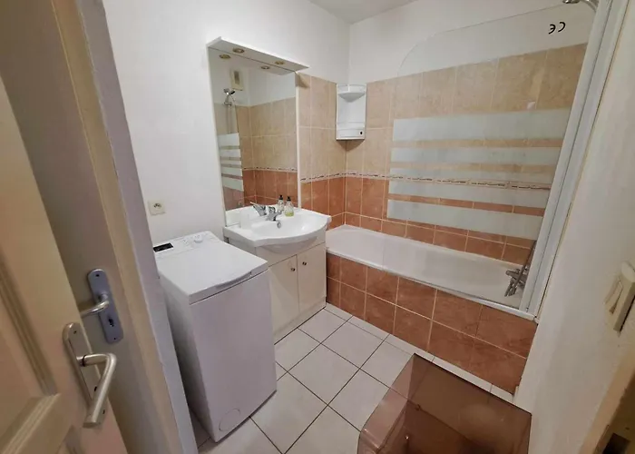 3 Pièces Climatisé Avec Terrasse à Marseillan, Parking Privé, Proche Des Commodités - Fr-1-326-806